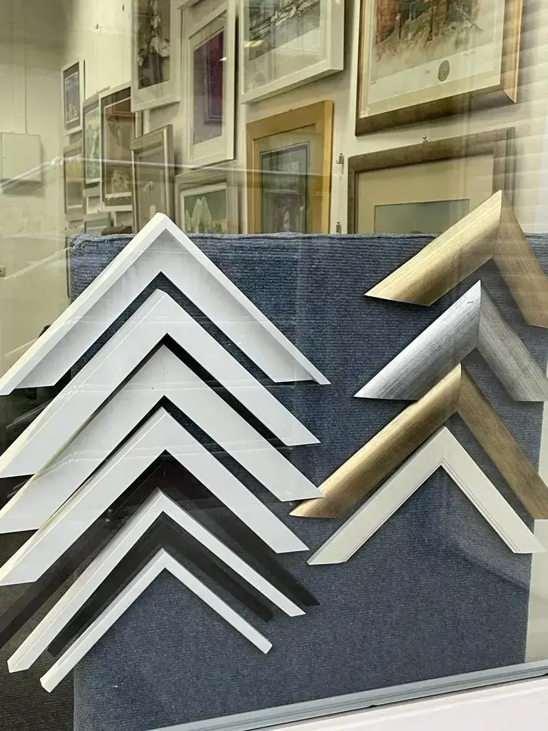 Uzorci profila okvira u izlogu Galerije Hart